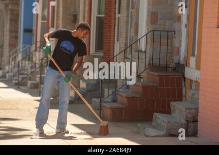 Les élèves complètent les efforts d'embellissement et de service volontaire dans le cadre de l'orientation de première année au cours du programme participent à la Johns Hopkins University à Baltimore, Maryland, le 2 septembre 2008. À partir de la collection photographique de Homewood. () Banque D'Images