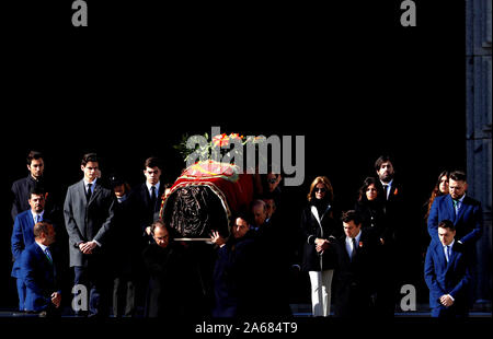 La famille franco espagnol accompagne les représentants du gouvernement au cours de l'exhumation de la dépouille du dictateur Francisco Franco dans la 'Valley of the Fallen' octobre 24,2019.La Cour Suprême de Justice approuve que le corps du dictateur d'être exhumés du cimetière d'El Pardo à Madrid.n ce cimetière, l'épouse du dictateur, Mme Carmen Polo, est enterré. Franco était alliée avec Adolf Hitler dans la deuxième guerre mondiale. Credit : Jorge Rey/Media Punch Banque D'Images