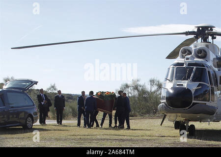 La famille franco espagnol accompagne les représentants du gouvernement au cours de l'exhumation de la dépouille du dictateur Francisco Franco dans la "Valle de los Caidos" Octiber.24,2019 La Cour Suprême de Justice approuve que le corps du dictateur d'être exhumés du cimetière d'El Pardo à Madrid.n ce cimetière, l'épouse du dictateur, Mme Carmen Polo, est enterré. Franco était alliée avec Adolf Hitler dans la deuxième guerre mondiale. Credit : Jorge Rey/Media Punch Banque D'Images