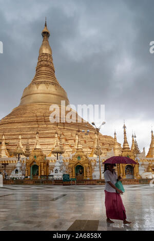 Jeune femme sous la pluie à Banque D'Images