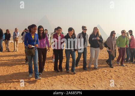 Un groupe d'étudiants de l'Université Johns Hopkins, à l'extérieur par une journée ensoleillée, la marche vers la caméra avec plusieurs pyramides visibles à l'horizon, Giza, Egypte au cours d'un programme d'études à l'étranger, le 7 janvier 2008. À partir de la collection photographique de Homewood. () Banque D'Images