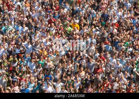 Vue d'ensemble, sur une journée ensoleillée, d'une foule d'étudiants de première année se tient à proximité ensemble et forme à l'appareil photo pendant une semaine de l'orientation, l'événement à l'Université Johns Hopkins University, Baltimore, Maryland, le 4 septembre 2006. À partir de la collection photographique de Homewood. () Banque D'Images