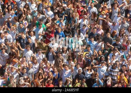 Vue d'ensemble, sur une journée ensoleillée, d'une foule d'étudiants de première année se tient à proximité ensemble et forme à l'appareil photo pendant une semaine de l'orientation, l'événement à l'Université Johns Hopkins University, Baltimore, Maryland, le 4 septembre 2006. À partir de la collection photographique de Homewood. () Banque D'Images