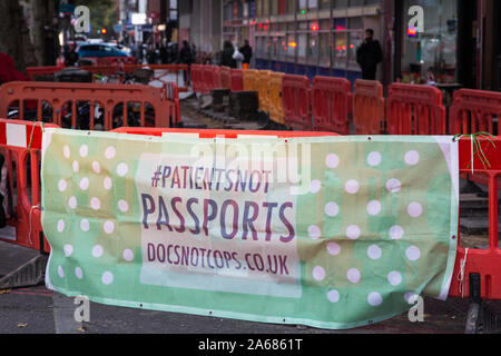 Londres, Royaume-Uni. 23 octobre, 2019. Les médecins et les travailleurs de la santé du NHS et les militants de Docs pas flics organiser une manifestation silencieuse devant Royal London Hospital sur la seco Banque D'Images