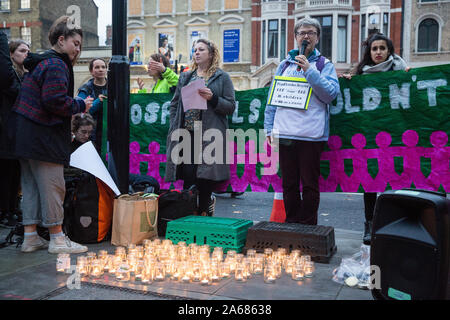 Londres, Royaume-Uni. 23 octobre, 2019. Les médecins et les travailleurs de la santé du NHS et les militants de Docs pas flics organiser une manifestation silencieuse devant Royal London Hospital sur la seco Banque D'Images