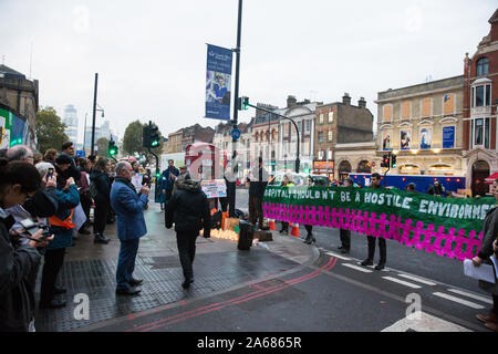 Londres, Royaume-Uni. 23 octobre, 2019. Les médecins et les travailleurs de la santé du NHS et les militants de Docs pas flics organiser une manifestation silencieuse devant Royal London Hospital sur la seco Banque D'Images