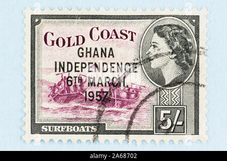 Close up of Gold Coast avec timbre-image de la Reine Elizabeth et traditionnelles, surfboats surimprimées avec le Ghana à l'indépendance, le 6 mars 1957. Banque D'Images