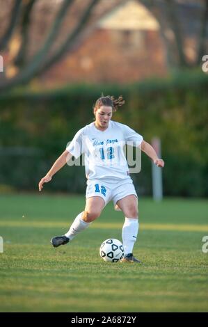 Tourné sur toute la longueur d'un John Hopkins University Women's Soccer player, sur le point de lancer la balle au cours d'une demi-finale de conférence du centenaire avec match Haverford College, le 7 novembre 2009. À partir de la collection photographique de Homewood. () Banque D'Images