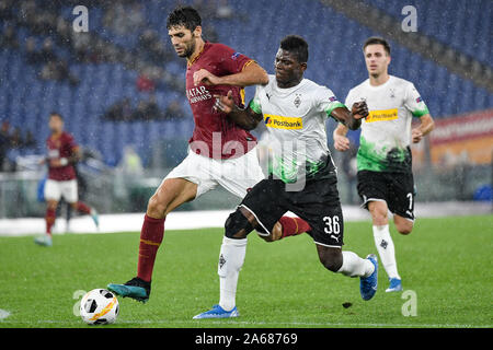 Rome, Italie. 24 Oct, 2019. Federico Fazio de AS Roma défis Breel de grosse Caye Borussia Moenchengladbach au cours de la phase de groupes de l'UEFA Europa League match entre l'AS Roma et Borussia Mönchengladbach au Stadio Olimpico, Rome, Italie. Photo par Giuseppe maffia. Credit : UK Sports Photos Ltd/Alamy Live News Banque D'Images