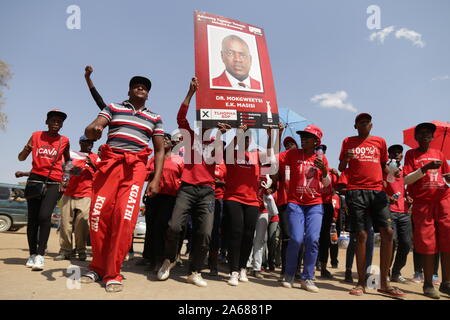 (191024) -- Gaborone, le 24 octobre 2019 (Xinhua) -- les partisans du parti démocratique du Botswana (BDP) tenir une affiche du chef du parti Mokgweetsi Masisi lors d'un rassemblement comme le dépouillement de l'élection parlementaire continue à Gaborone, capitale du Botswana, le 24 octobre 2019. Botswana's principal parti d'opposition, le parapluie pour le Changement Démocratique (UDC), a pris une avance tôt jeudi, dans les premiers résultats de l'élection parlementaire tenue le mercredi. Au moment de mettre sous presse, seuls cinq des 57 résultats des circonscriptions ont été vérifiés et publiés. (Photo de T Banque D'Images