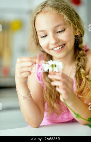 Close up portrait of teenage girl avec daisy flower Banque D'Images