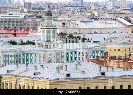 Vue sur le toit de la ville de Saint-Pétersbourg en Russie vue du sommet de la cathédrale Saint-Isaac, urbanscape chaotique avec quelques monuments émergents Banque D'Images