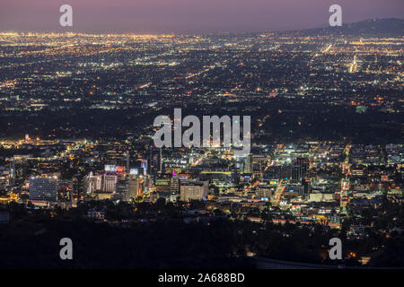 Los Angeles, Californie, USA - 20 octobre 2019 : Twilight matin paysage urbain sur le centre-ville de Hollywood avec les lumières de la Harbour dans la distance. Banque D'Images