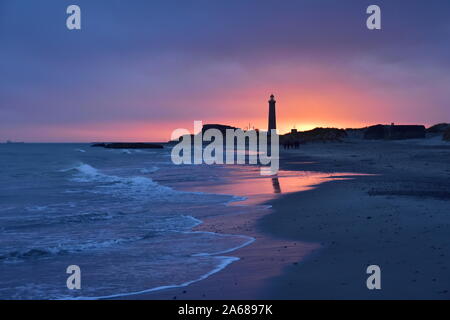 Coucher de soleil sur le phare gris à Skagen au Danemark Banque D'Images