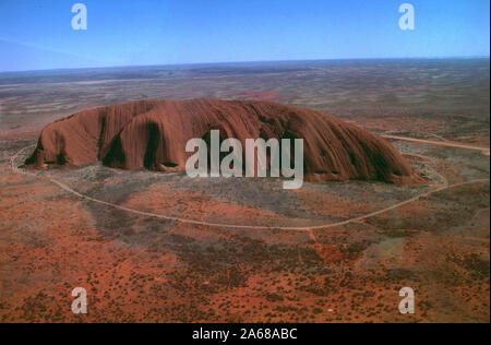 16 mai, 2001 ; Australie ; Photo : Uluru, le monolithe rouge géant autrefois connu sous le nom de Ayers Rock en Australie centrale, a été fermée aux visiteurs pour la première fois après la mort de la région, les plus hauts étant des médias ont rapporté le 14 mai 2001. Sa famille a demandé au comité paritaire de gestion du Parc National d'Uluru-Kata Tjuta pour fermer l'escalade de touristes durant la première période de deuil. Il n'était pas immédiatement clair lorsqu'il serait rouverte. Credit : Earl S. Cryer/ZUMAPRESS.com/Alamy Live News Banque D'Images