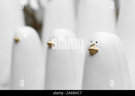 Boutique décoration. Funny blanc décoration figurines de pingouins. Banque D'Images