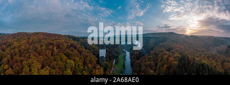 Le plus haut pont Müngsten pont de chemin de fer en Allemagne Drone la photographie. Banque D'Images