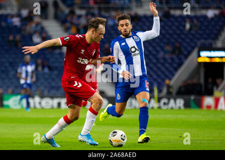 Ranger player Brandon Barker (L) et le FC Porto's player Jesús Corona (R) sont vus en action au cours de l'UEFA Europa League match au Stade du Dragon le 24 octobre 2019 à Porto, Portugal. (Score final : le FC Porto 1:1 Rangers) Banque D'Images