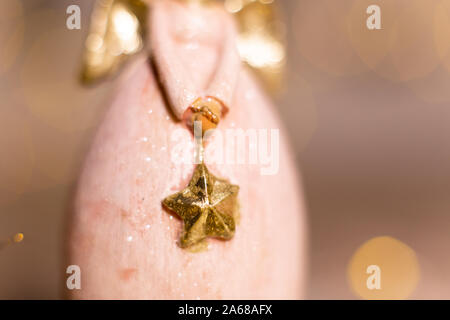 Sur le thème de Noël Décoration figurines. Statuette de un ange de Noël. Décoration d'arbre de Noël. Décor de fête, chaud bokeh lights Banque D'Images