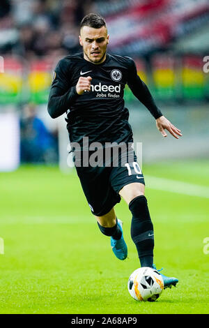 24 octobre 2019, Hessen, Frankfurt/Main : Soccer : Europa League, Eintracht Frankfurt - Standard Liège, phase Groupe, Groupe F, 3e journée, dans l'arène de la Commerzbank. Filip De Francfort Kostic joue la balle. Photo : Uwe Anspach/dpa Banque D'Images