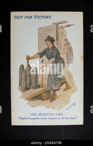 Carte postale « Out for Victory » de la munition Girl (l'Angleterre attend de chaque femme qu'elle fasse son devoir) un morceau de répliques de souvenirs de l'ère de la première Guerre mondiale Banque D'Images