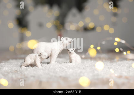 Figurines décoratives d'un thème de Noël. Statuettes d'une famille d'ours polaires. Décoration d'arbre de Noël. Décor de fête, chaud bokeh lights Banque D'Images