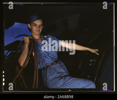 Avec la détermination d'une femme, Lorena Craig reprend un homme taille-travail, Corpus Christi, Texas. Avant de venir travailler à la Naval Air base elle était une fille du grand magasin. Maintenant elle est un cowler sous civil service Banque D'Images