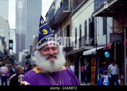 Et son assistant qui souhaitent bien sur Bourbon Street, New Orleans, Louisiane Remarque : Malgré le titre, la vue est clairement Royal Street (non Bourbon 1 pâté de maisons). Montré est streetcape au bloc 600 ou royal, photo prise à ou près de l'intersection avec la rue St Pierre, à la recherche en amont vers Canal Street Banque D'Images