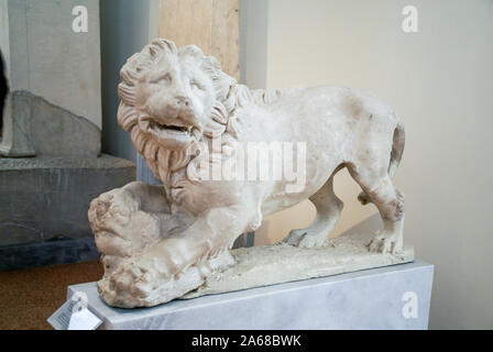 Sculpture statue ou d'un lion. Probablement une tombe stèle.-.Musée National Archéologique - Athènes, Grèce Banque D'Images