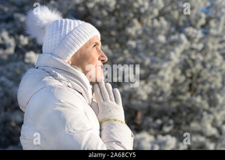 Happy senior woman in chapeau chaud Banque D'Images