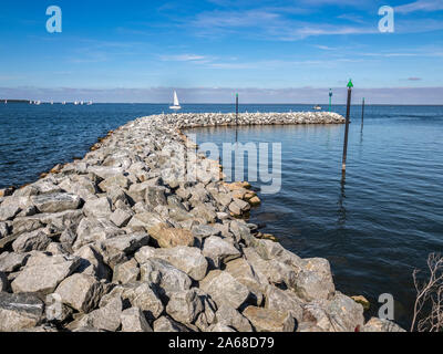 Jetée à Rechlin village, lac Mueritz, bateaux à voile sur le lac, Parc National de la Müritz, Allemagne Banque D'Images