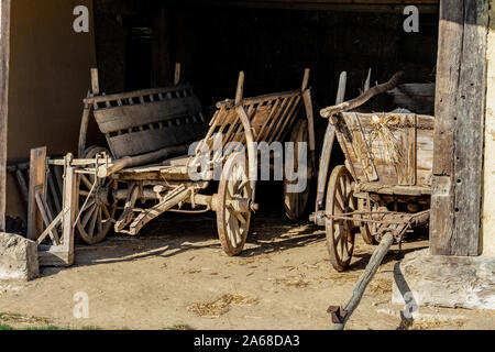 Ancienne grange en bois patiné agricole avec char . Banque D'Images