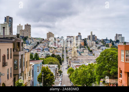 Filbert Street à San Francisco, USA. Vue du haut en bas de la colline sur l'Église Saints Pierre et Paul. Banque D'Images