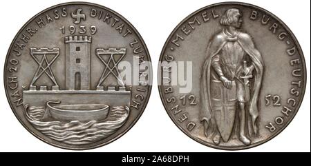 La propagande du régime nazi allemand Allemagne médaille d'argent 1939, sous réserve de l'Annexion de Memel, la ville en bateau, tour de port entre deux peuplements, croix gammée au-dessus Banque D'Images