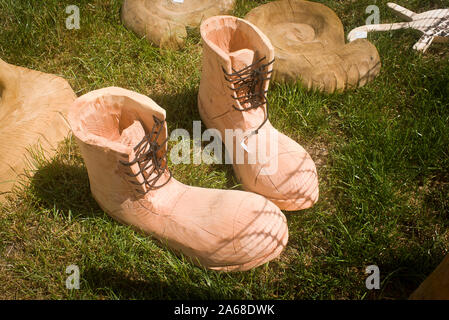 Une grande paire de sabots en bois sculpté à la main à partir d'une section de tronc d'arbre. Destinés à l'ornementation dans la maison ou le jardin en UK1 Banque D'Images