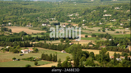 Vue aérienne des terres agricoles luxuriantes près de Fayence Var Provence France Banque D'Images