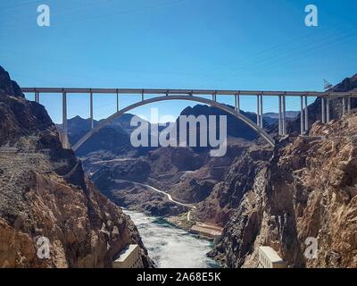 Memorial Bridge sur la rivière Colorado au réservoir du barrage de Hoover. Centrale hydroélectrique sur la frontière de l'Arizona et le Nevada. Banque D'Images