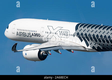 Vol de démonstration de l'Airbus A350 XWB, à longue distance de l'avion de passagers à deux moteurs au Salon Maks airshow 2019 à Moscou. Banque D'Images