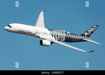 Vol de démonstration de l'Airbus A350 XWB, à longue distance de l'avion de passagers à deux moteurs au Salon Maks airshow 2019 à Moscou. Banque D'Images