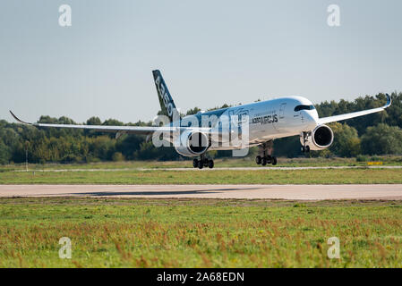 Vol de démonstration de l'Airbus A350 XWB, à longue distance de l'avion de passagers à deux moteurs au Salon Maks airshow 2019 à Moscou. Banque D'Images