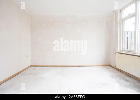 Intérieur du bâtiment inachevé, détail d'une pièce blanche. vide accueil rénovation avant Banque D'Images