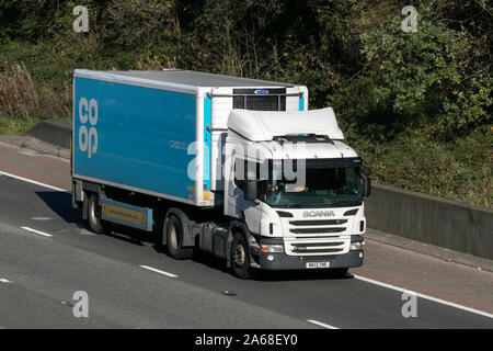 Supermarché Coop bleu camion Scania voyageant sur l'autoroute M6 près de Preston dans le Lancashire, Royaume-Uni Banque D'Images