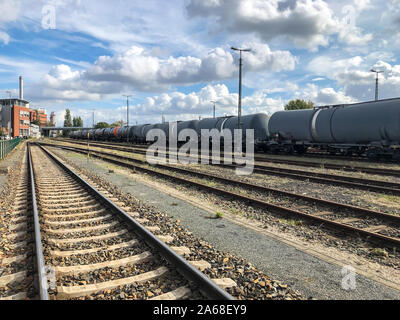 Thi si une photo de voies ferrées et une cargaison liquide voitures trains fret Banque D'Images