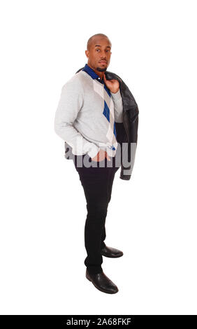 Un beau jeune homme afro-américain dans les jeans et un chandail en profil, isolée pour fond blanc Banque D'Images