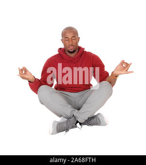 Un beau African American man sitting in a bourgogne, culotte sur le sol faisant son exercice de yoga, isolée pour fond blanc Banque D'Images