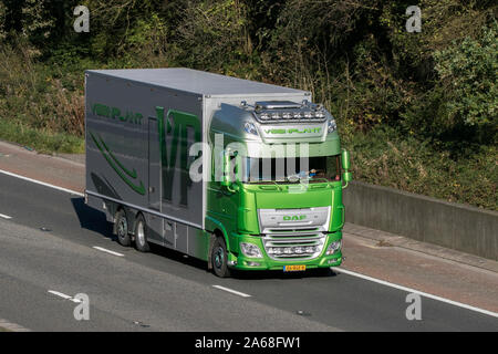 Un Veenplant DAF camion semi rigide transport voyageant sur l'autoroute M6 près de Preston dans le Lancashire, Royaume-Uni Banque D'Images