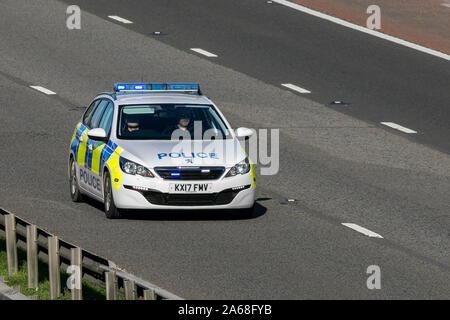 Un véhicule de patrouille de police, Peugeot 308 Access SW Blue HDI S/, se déplaçant sur l'autoroute M6 près de Preston à Lancashire, Royaume-Uni Banque D'Images