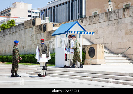 Athènes, Grèce - Mai 2018 : les soldats de la Garde présidentielle devant la tombe du Soldat inconnu qui se trouve en face du Parlement grec Banque D'Images