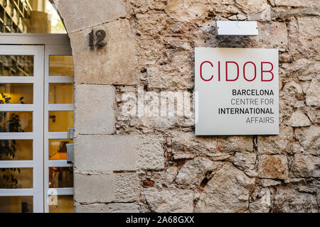 Barcelone, Espagne - Nov 14, 2017 : la CIDOB Barcelona Centre for International Affairs de l'Insignia plaque sur le mur de pierre dans le centre de Ba celona Banque D'Images