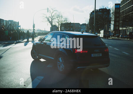 Hambourg, Allemagne - Mars 2018 : Cinematic vintage filtre sur Peugeot 207 wagon noir car l'activation du Bei den Muhren Strasse rue à l'Brooksbrucke Banque D'Images